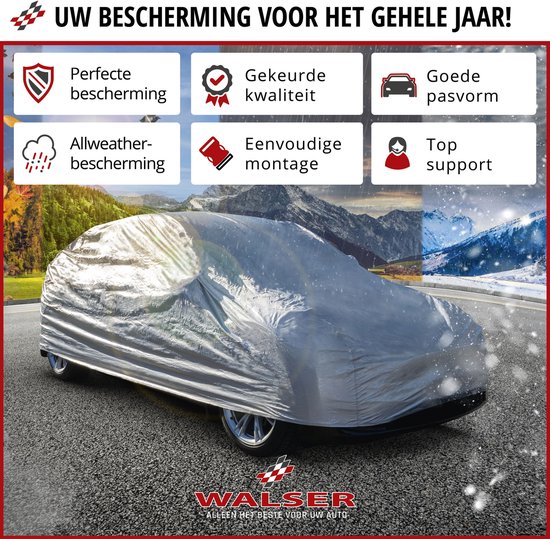 Auto met zilveren hoes op een weg met berglandschap op de achtergrond.