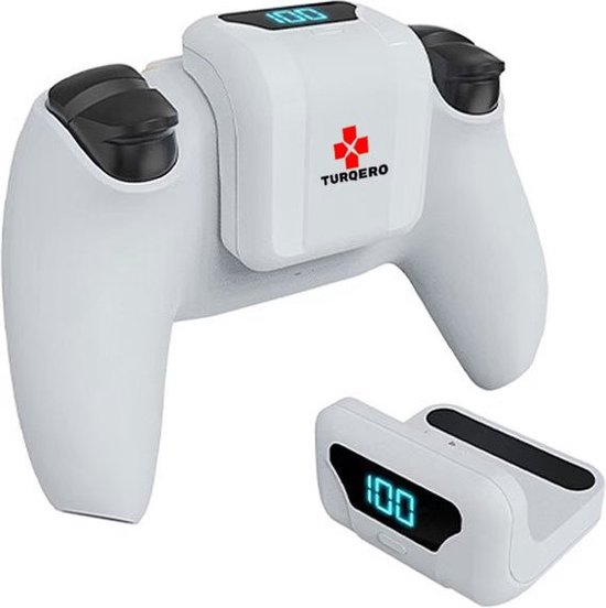 Witte PS5 controller met een witte TURQERO batterijpack en een los laadstation. Beiden tonen "100".