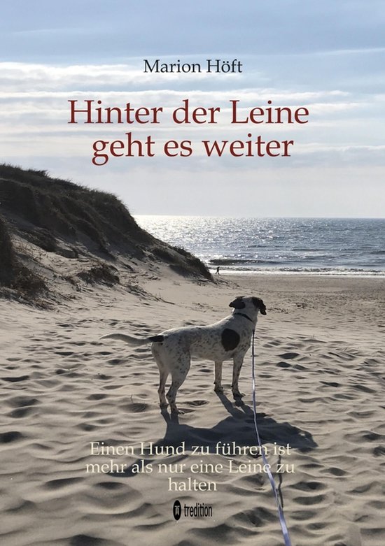 Boekomslag met een wit-zwarte hond aan de lijn op een zandstrand bij de zee, met de titel 'Hinter der Leine geht es weiter'.