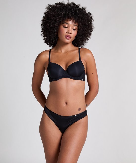 Model draagt een zwarte, voorgevormde beugel bh en een zwart broekje.