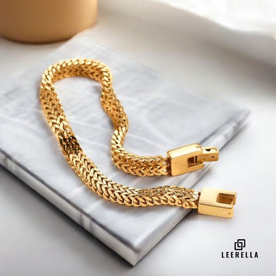 Gouden schakelarmband met dubbele rij schakels en rechthoekige gesp, deels opengelegd.