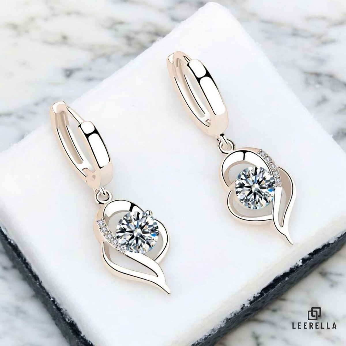 Leerella Dames Oorbellen | Zilverkleurig | Oorringen met Wit Zirkonia Steentje | Perfect Cadeau voor Moederdag, Verjaardag & Valentijnsdag