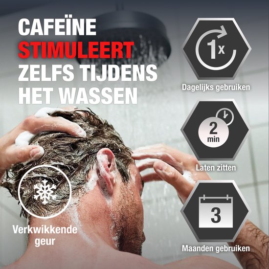 Man die Alpecin shampoo in zijn haar wast. "CAFEÏNE STIMULEERT ZELFS TIJDENS HET WASSEN"