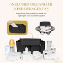Een zwarte organizer kinderwagentas, gevuld met babybenodigdheden zoals flessen, doekjes en luiers. Tekst: "INCLUSIEF ORGANIZER KINDERWAGENTAS".