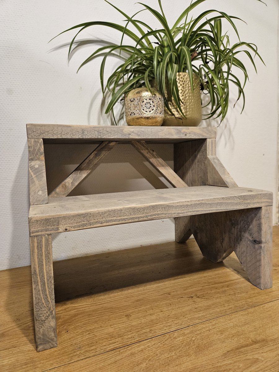 Stevig steigerhouten opstapje kleur grijs. Verkrijgbaar in meerdere kleuren.