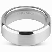 Zilverkleurige tungsten ring met geborsteld middendeel en gepolijste afschuining. Binnenkant met opdruk TRENDFOX.