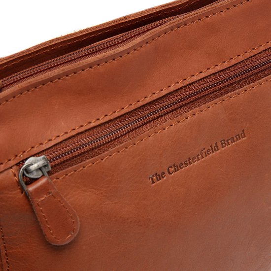 Bruine leren tas met ritsen en logo 'The Chesterfield Brand'.