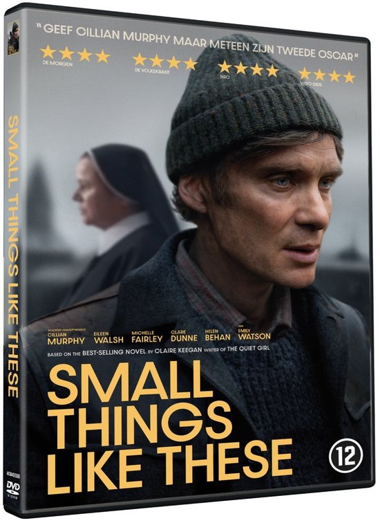 Cillian Murphy draagt een gebreide muts en een donker jack. Op de achtergrond een non. Titel "SMALL THINGS LIKE THESE".