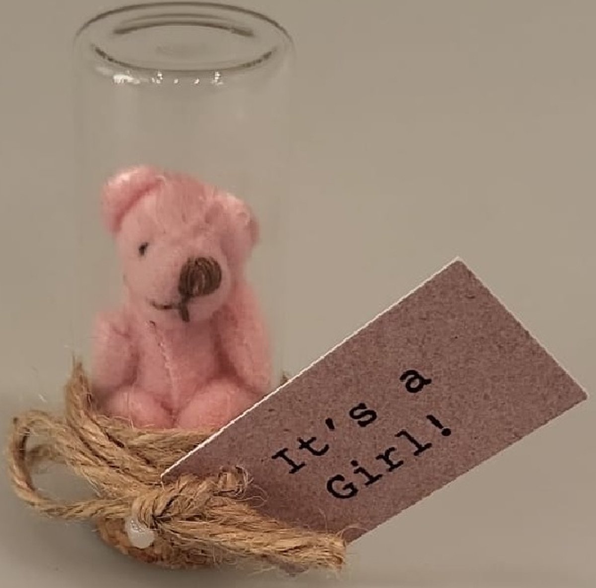 It´s a Girl! Dit schattige beertje maakt deze boodschap nog specialer. Het mini knuffel beertje zit in een glazen stolpje circa 6 cm hoog op een kurk. Een speciaal geschenk wat het hele jaar door gegeven kan worden.