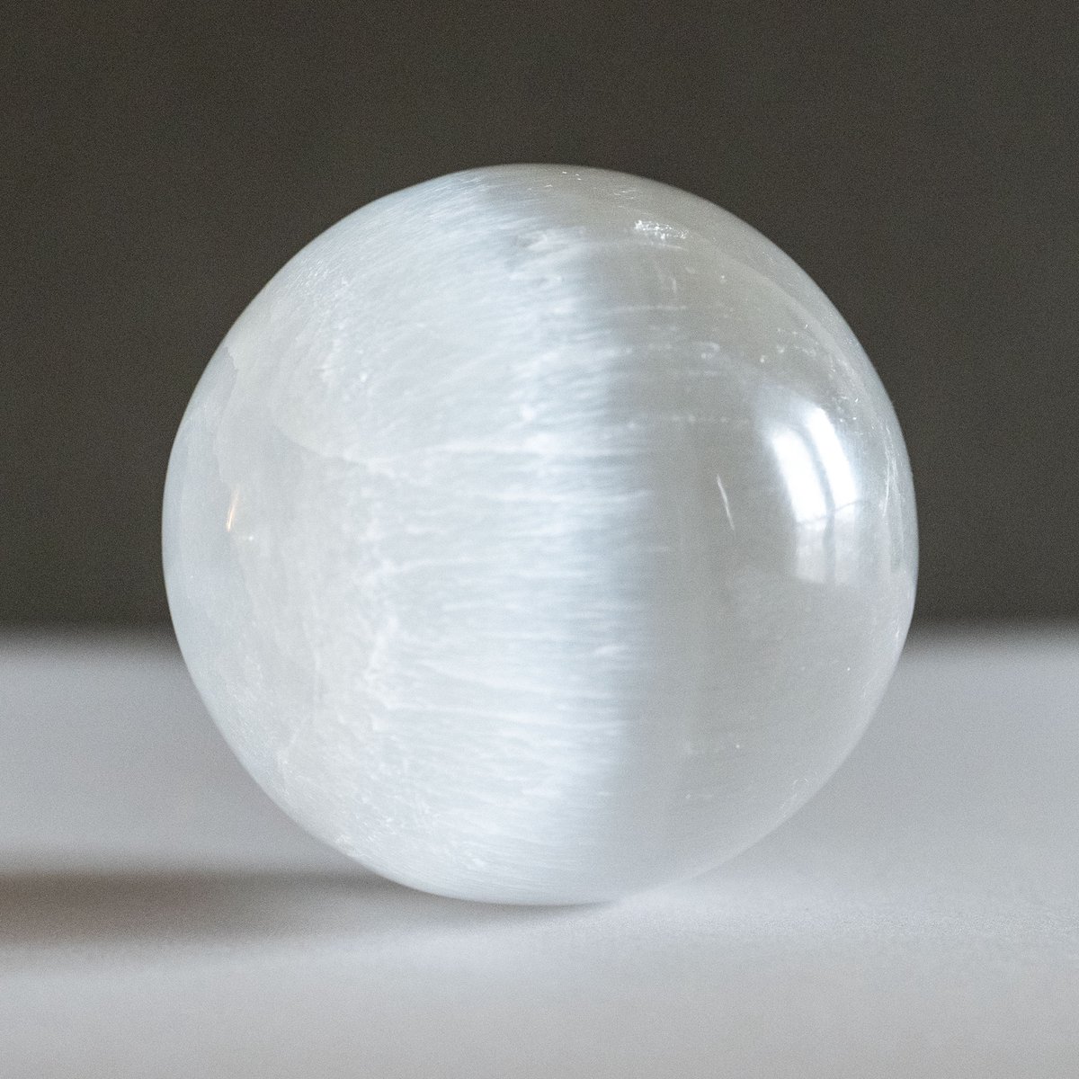 Seleniet Bol - 12cm - seleniet sphere | Zuiverende Energie + Harmonie | Deva Loves