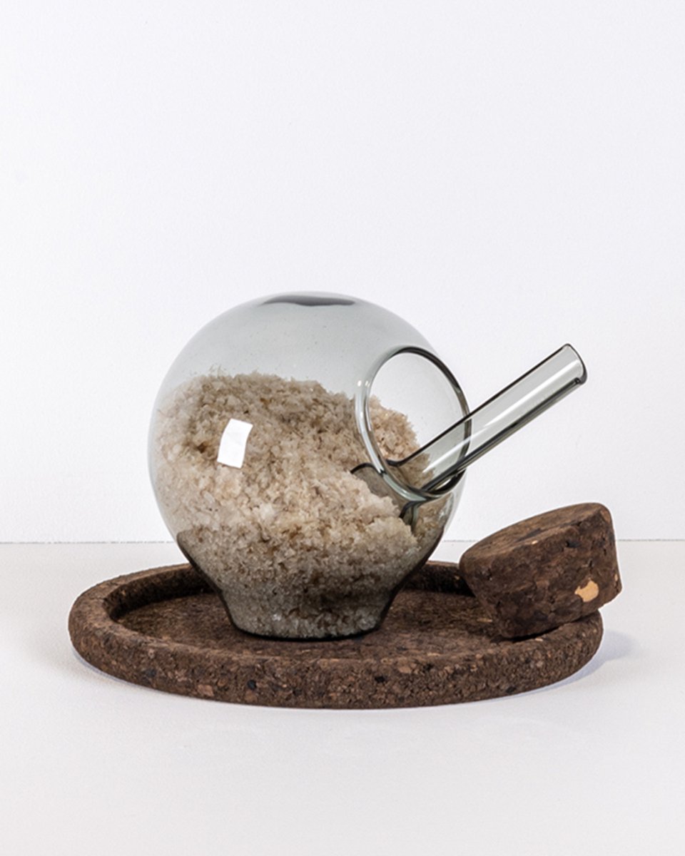 Zoutpotje grijs rookglas – met donkerbruine kurken stop, schotel & glazen lepeltje – zoutpot, zout pot, kruidenpot, peper & zout