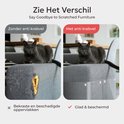 Vergelijking van een bank: links beschadigd door krassen, rechts beschermd met een anti-krab vel. Een grijze kat zit op de bank. Tekst: 'Zie Het Verschil'.