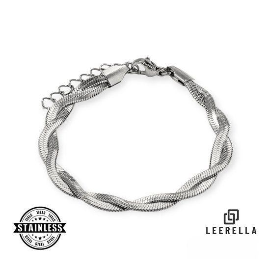 Zilverkleurige, gevlochten slangarmband van roestvrij staal met verstelbare sluiting.