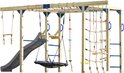 Houten speeltoestel met grijze glijbaan, schommels, monkey bars en klimnet.