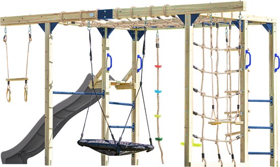 Houten speeltoestel met grijze glijbaan, schommels, monkey bars en klimnet.