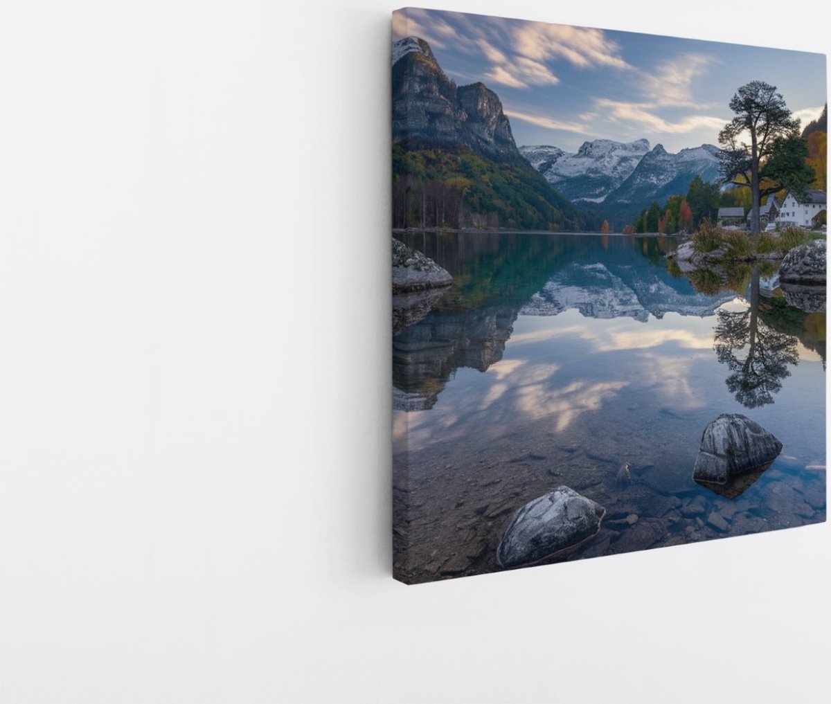 Saammp Canvas Schilderij - Groot meer tussen de bergen - Rotsen - Bloemen - Landschap - Natuur - 40x40 - Foto op canvas - Wanddecoratie - Muurdecoratie Woonkamer - Slaapkamer decoratie - Canvas Print Multicolor