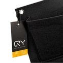 Detail van een zwarte hangende plantenzak met een label van QY QUALITY PRODUCTS.