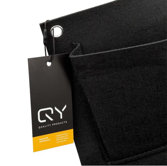 Detail van een zwarte hangende plantenzak met een label van QY QUALITY PRODUCTS.