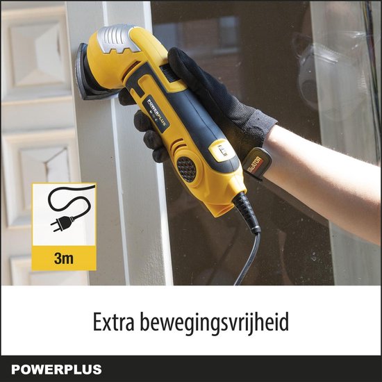 Hand met zwarte handschoen gebruikt gele en zwarte Powerplus deltaschuurmachine op een wit kozijn. 3m snoer.