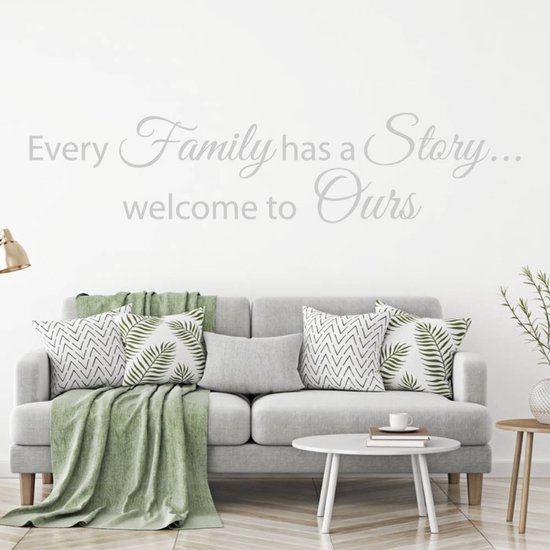 Muursticker Every Family Has A Story Welcome To Ours - Zwart - 80 x 17 cm - woonkamer engelse teksten