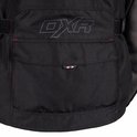 Achterkant van een zwarte motorjas met grijs 'DXR' logo en een klepzak.