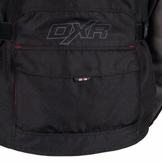 Achterkant van een zwarte motorjas met grijs 'DXR' logo en een klepzak.