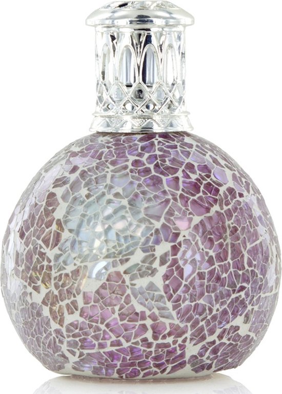 Een sierlijke geurlamp van glas met een mozaïekpatroon in roze en witte tinten. De lamp heeft een zilverkleurig metalen sierdeksel.