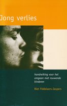 Boek 'Jong verlies' met een close-up van een volwassen man en een kind, met tekst.