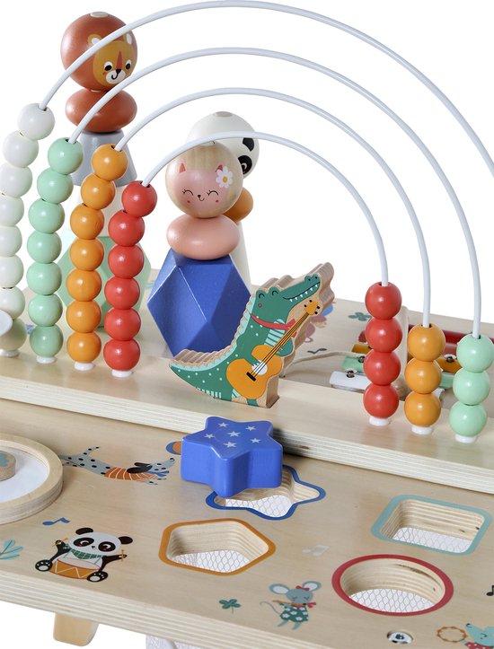 Gedetailleerde close-up van een houten activiteitentafel met dierenfiguren en kralenbaan.