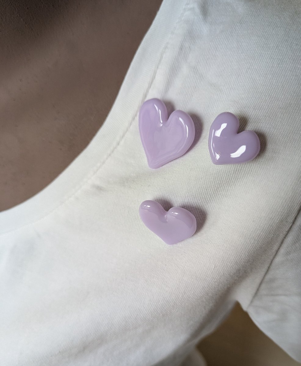 M-apART Broche, set van 3 handgemaakte lila hartjes van glas, pins