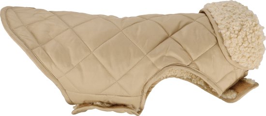 Zijaanzicht van een beige, gewatteerde hondenjas met beige teddy voering en kraag.