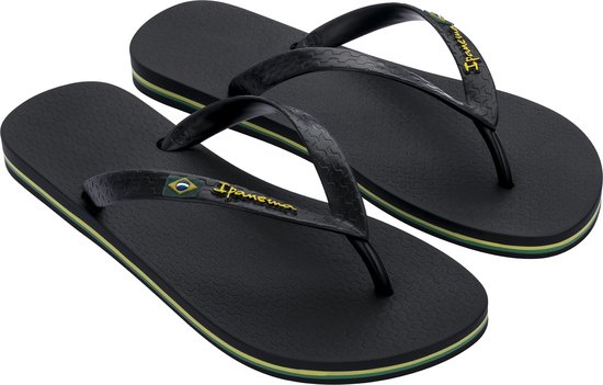 Zwarte Ipanema slippers met gele en groene streep op de zool.