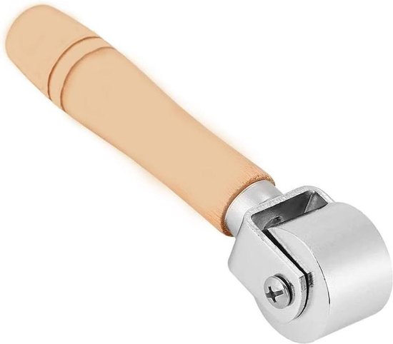 Een oude houten drukrol voor behangpapier, gemonteerd als lamp