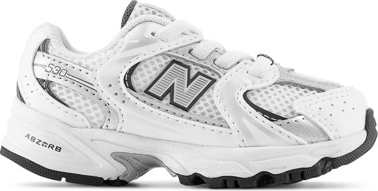 Witte New Balance sneaker met zilveren accenten, zwart 'N' logo en 'ABZORB' op de hiel.