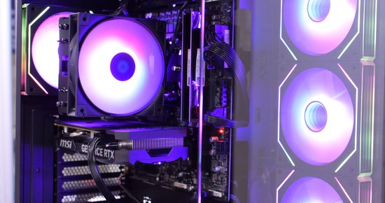 Binnenkant van een computerkast met verlichte ventilatoren, een videokaart en een CPU-koeler.