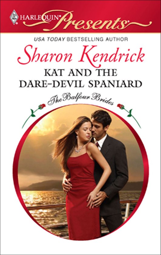 Een man in pak omhelst een vrouw in een rode jurk op een boot bij zonsondergang. 'Sharon Kendrick Kat en de Dare-Devil Spaniard The Balfour Brides'.