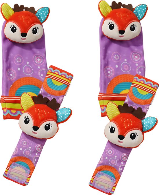 Twee paarse rammelaar sokjes met vosjes erop. De sokjes hebben een patroon van cirkels en een regenboog.