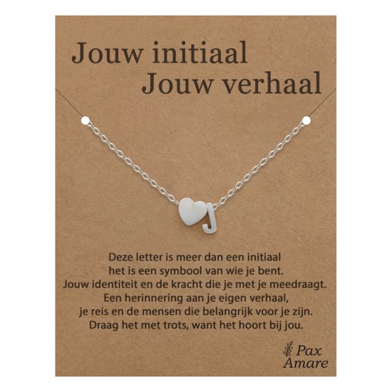 Collier argenté avec initiale J et cœur sur carte "Ton initiale Ton histoire".