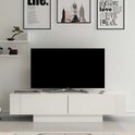 Een witte tv-meubel met een tv en drie lijsten aan de muur.
