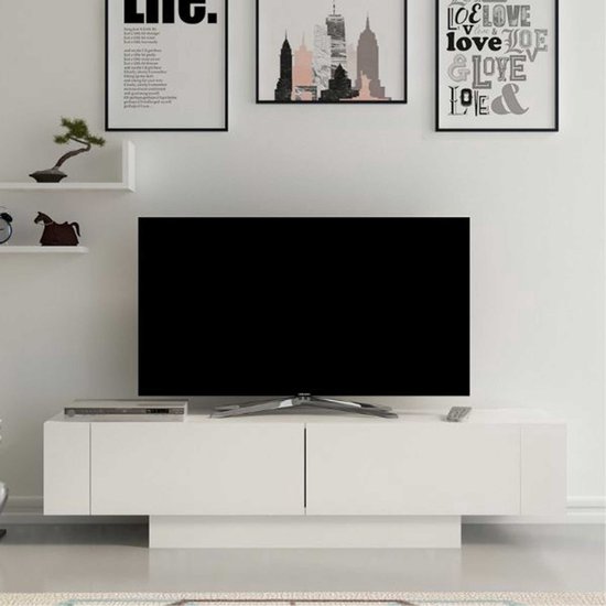 Een witte tv-meubel met een tv en drie lijsten aan de muur.