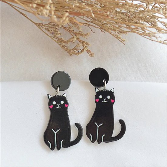 Boucles d'oreilles chat noir avec joues roses et un dessus noir rond.