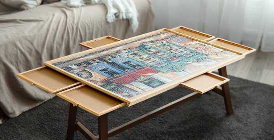 Puzzelbord met een legpuzzel van een drukke straat, op een salontafel voor een bed.