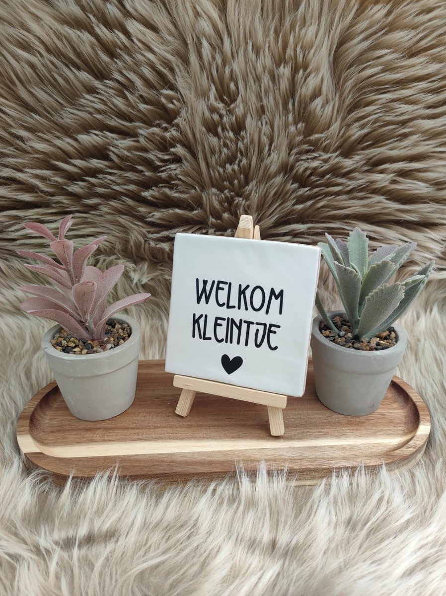Robuust Geboorte Tegeltje – Welkom Kleintje – Hip trendy tegeltje – Wit Keramiek met Zwarte Tekst – 10x10 cm – Unisex Kraamcadeau of Babykamer Decoratie – Minimalistisch & Tijdloos Ontwerp – Trendy nu