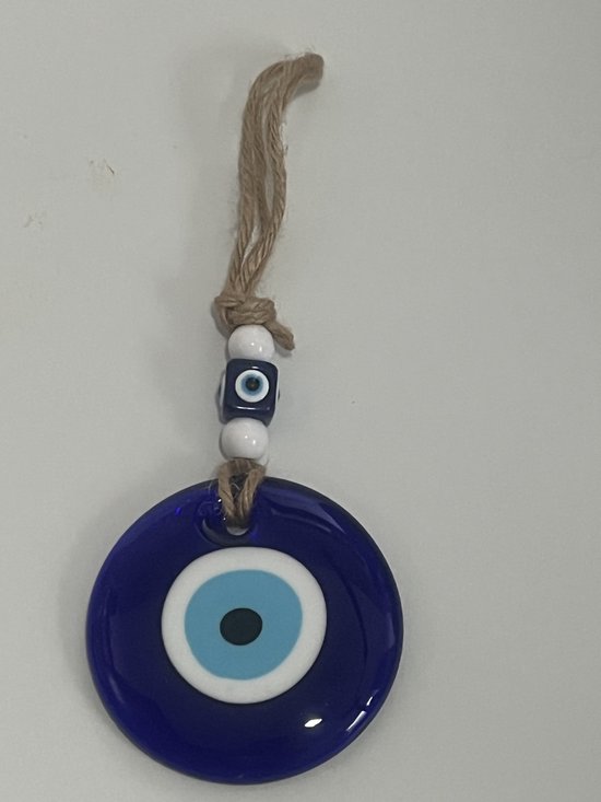 Amulette œil bleu avec cercles blancs et bleu clair, sur un cordon avec des perles.