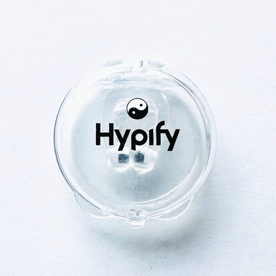 Een transparante neusclip met zilveren bolletjes, in een open hoesje met het Hypify logo erop.