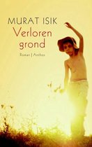 Jonge jongen met hoed en lichte kleding, badend in warm zonlicht.