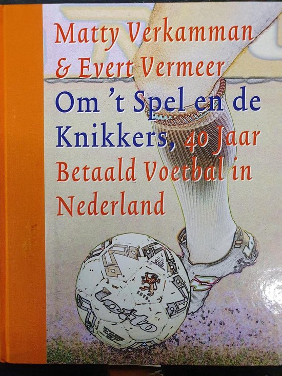 Boek "Om 't Spel en de Knikkers, 40 jaar Betaald Voetbal in Nederland" door Matty Verkamman & Evert Vermeer, met een voetbal.