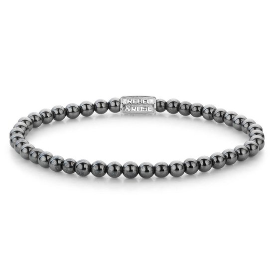 Een zilverkleurige Rebel & Rose armband van kleine, glanzende kralen met een zilverkleurig logo-detail.