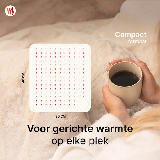 Compacte, witte warmtedeken van 40x30cm, met rode stipjes en een mok koffie.
