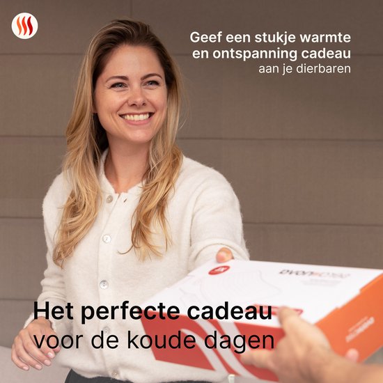 Lachende vrouw met blonde haren in witte trui geeft een cadeaupakket aan iemand.